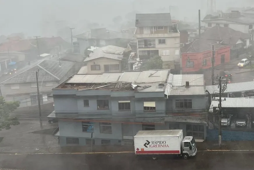 Imóvel no bairro Maria Goretti teve parte do telhado arrancado pela força dos ventos - Foto: Divulgação
