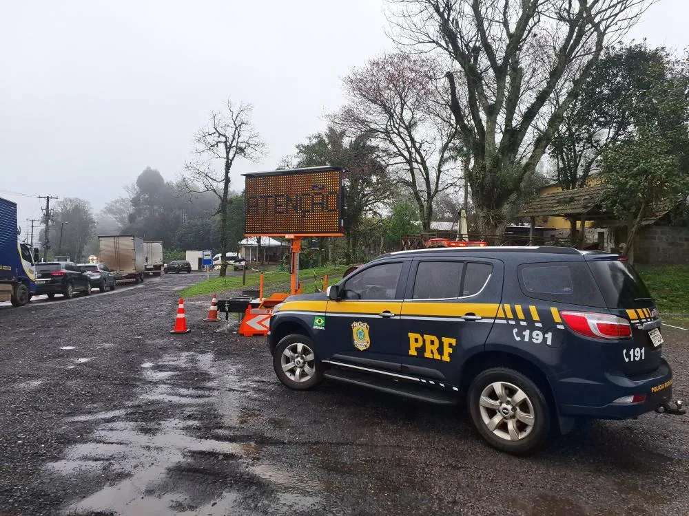 Agentes da PRF chegaram a fechar o tráfego de veículos na BR-470 no período de chuva mais forte - Foto: Divulgação