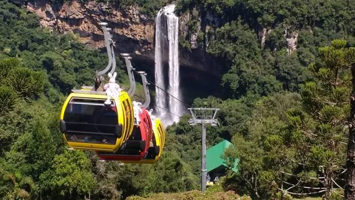 Passeio de bondinho com a Cascata do Caracol ao fundo é sempre algo relaxante e atrativo - Fotos: Divulgação