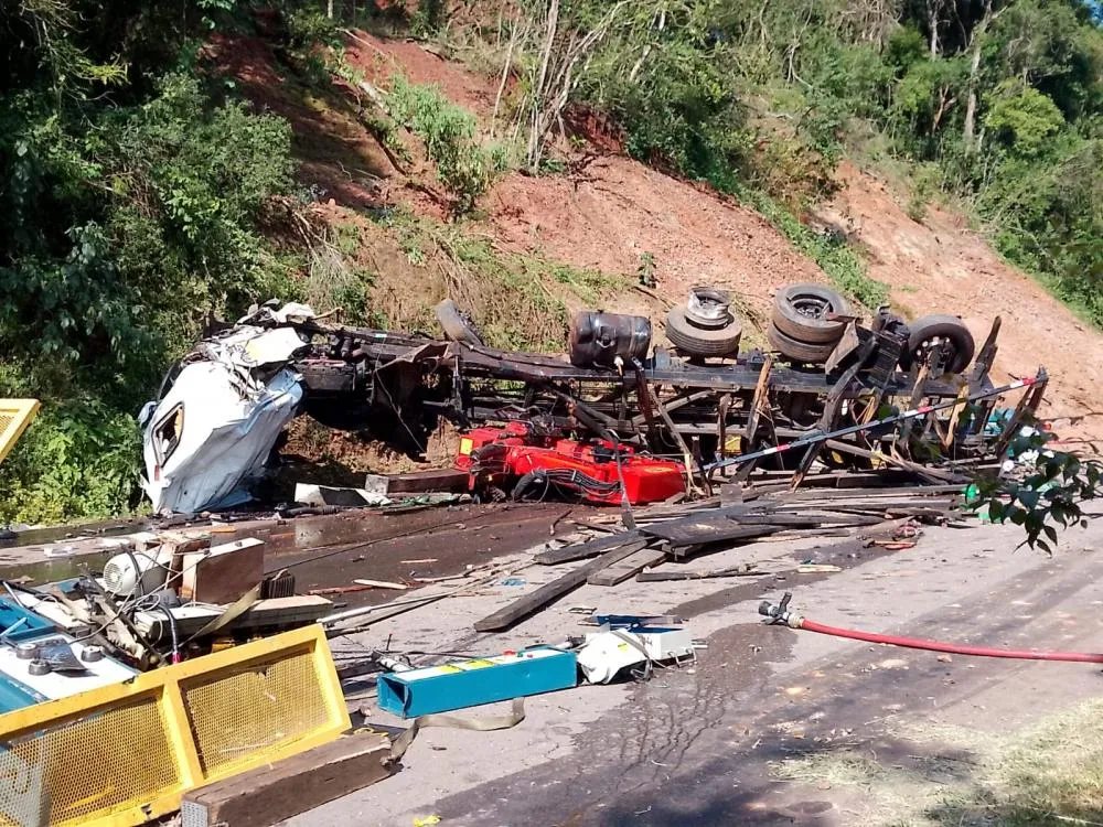 Dois homens ficam feridos em grave acidente em Bento Gonçalves