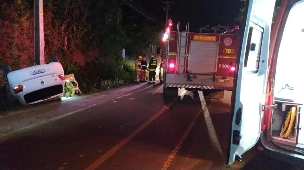 Mulher fica ferida em capotamento de veículo no interior de Garibaldi