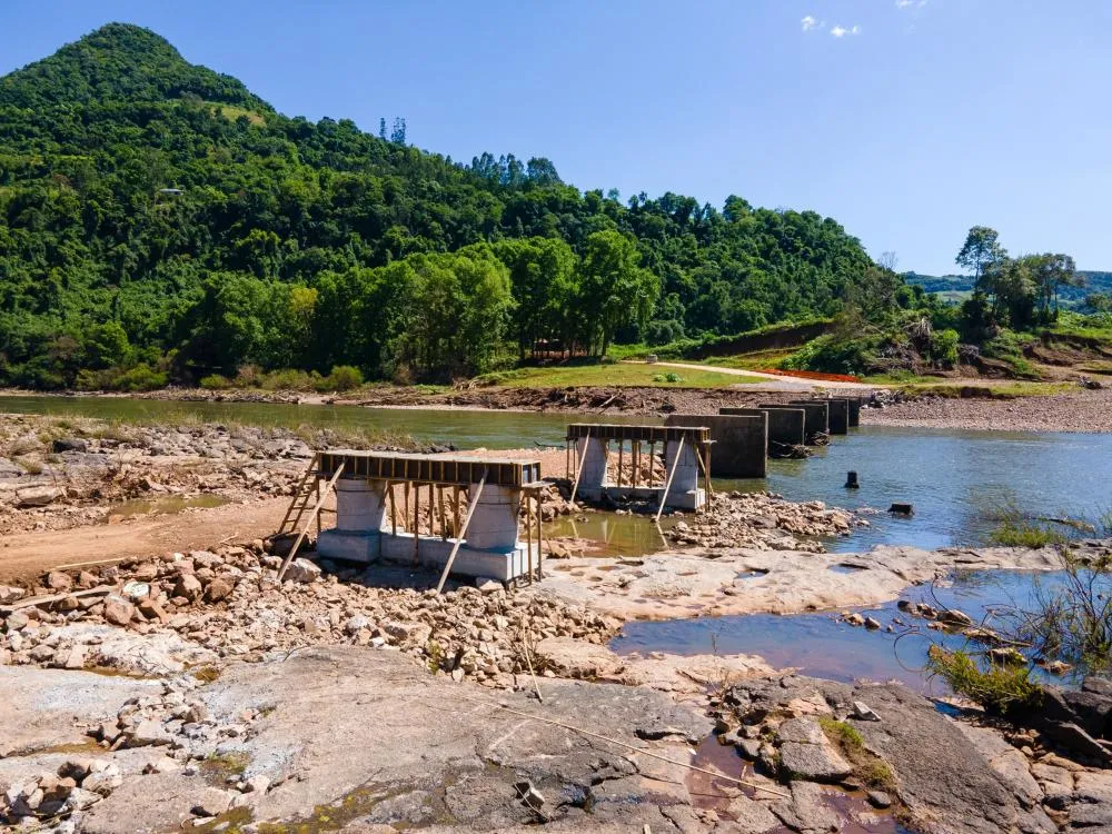 Estruturas metálicas serão colocadas nos próximos dias na ponte de Cotiiporã