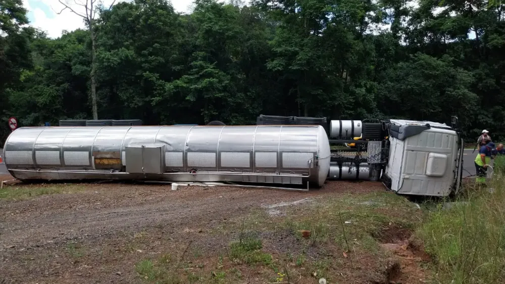 Carreta carregada com 15 mil litros de cerveja tomba na ERS-122