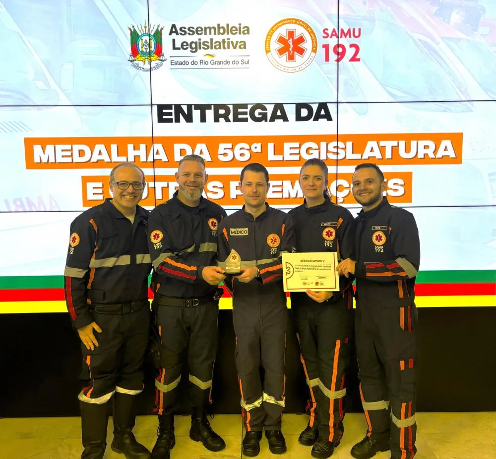 Thyago Coser, Marco de Campos, Miguel Tonet Jr, Melissa Bonato e Filipe Lima posam com a premiação