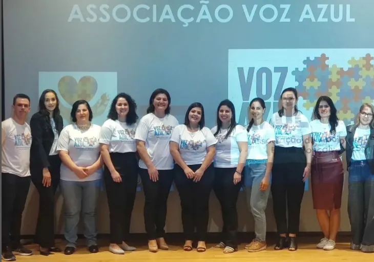 A Associação VOZ AZUL é uma organização sem fins lucrativos dedicada a apoiar pessoas com TEA