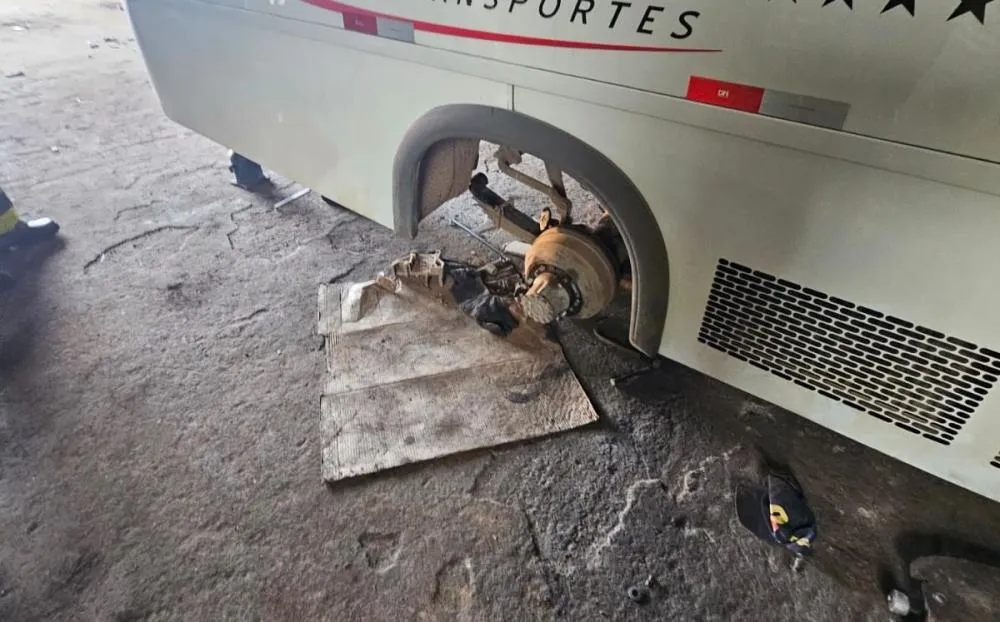 Mecânico é atingido por micro-ônibus dentro de oficina em Bento Gonçalves