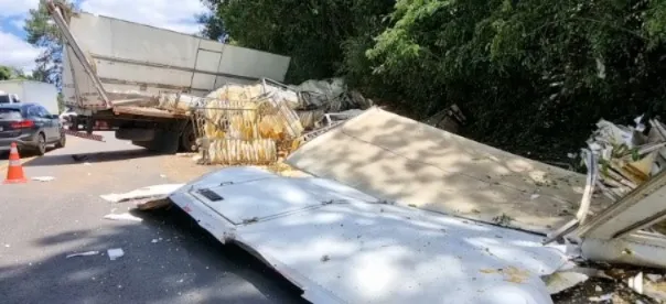 Caminhão sai da pista e colide no acostamento da BR-470