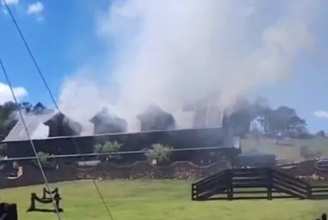 Seis pessoas são levadas para hospital após incêndio na Casa da Ovelha