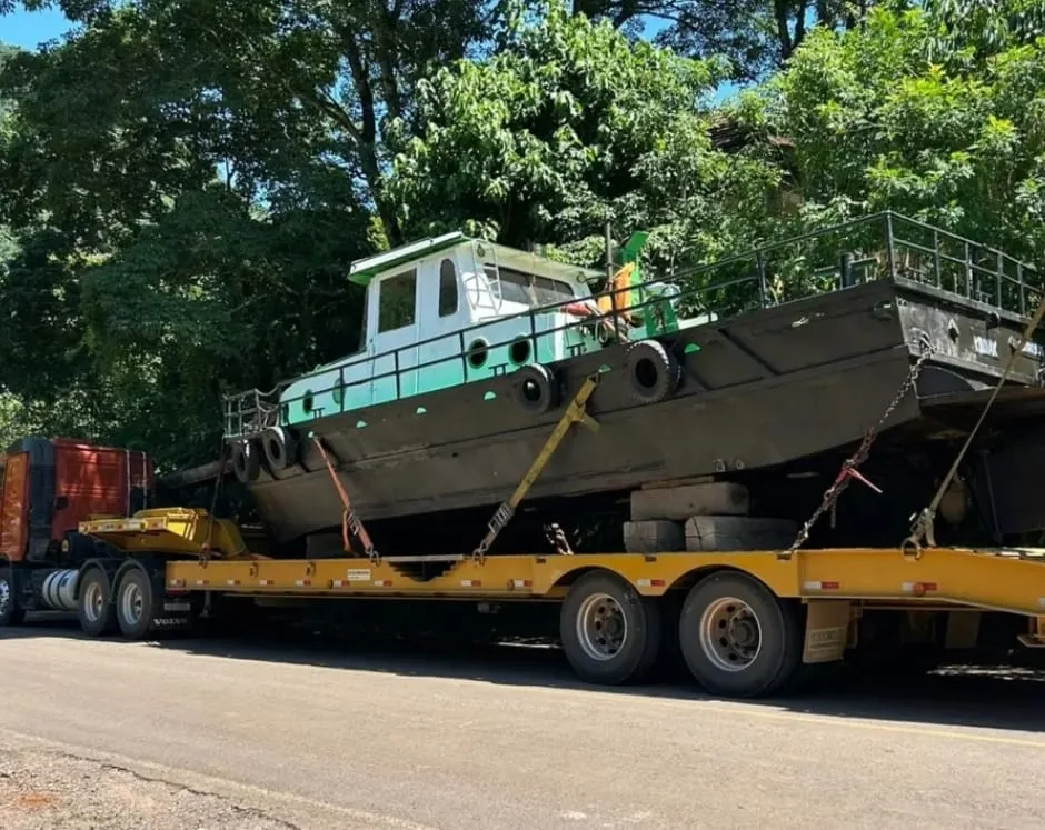 Chega o segundo rebocador da balsa que faz travessia no Rio Taquari