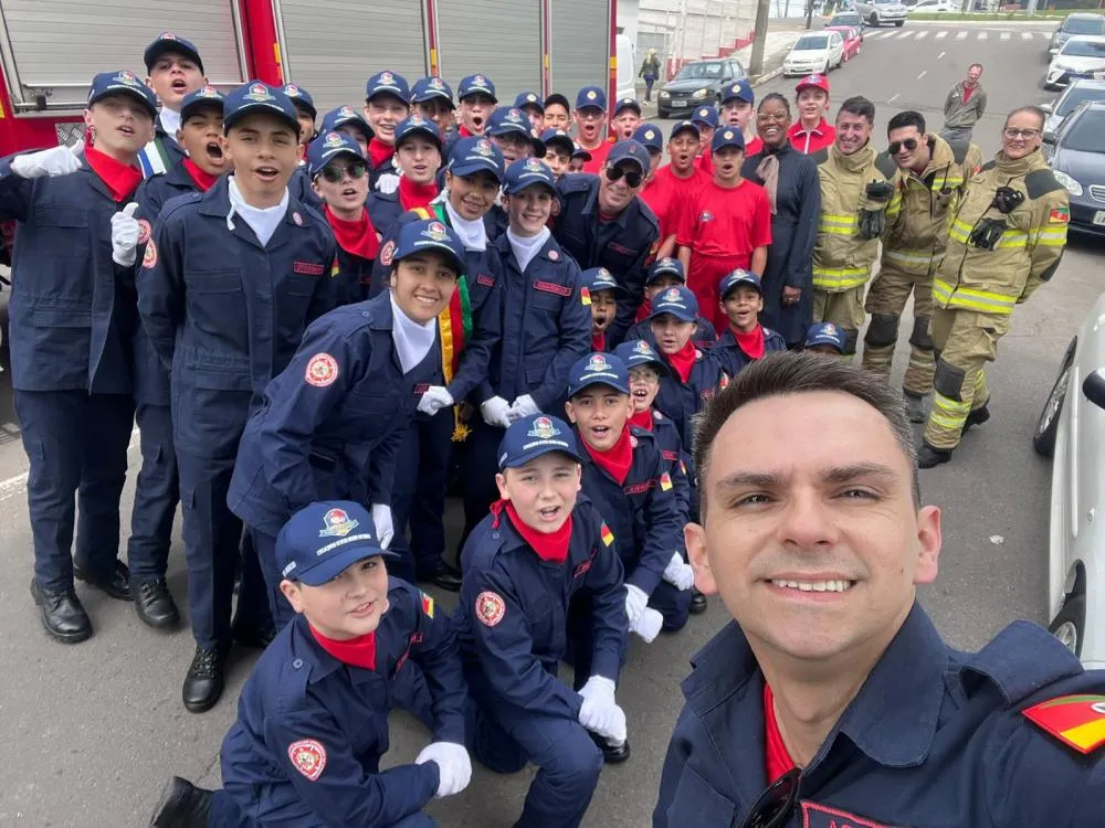 Formatura dos bombeiros mirins celebra educação e respeito