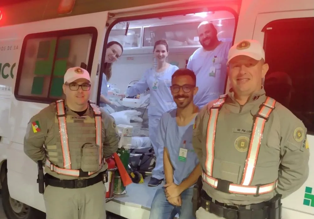 Policiais foram fundamentais para o transporte seguro e sem riscos do bebê na UTI Móvel - Foto: 3º BRBM/Divulgação