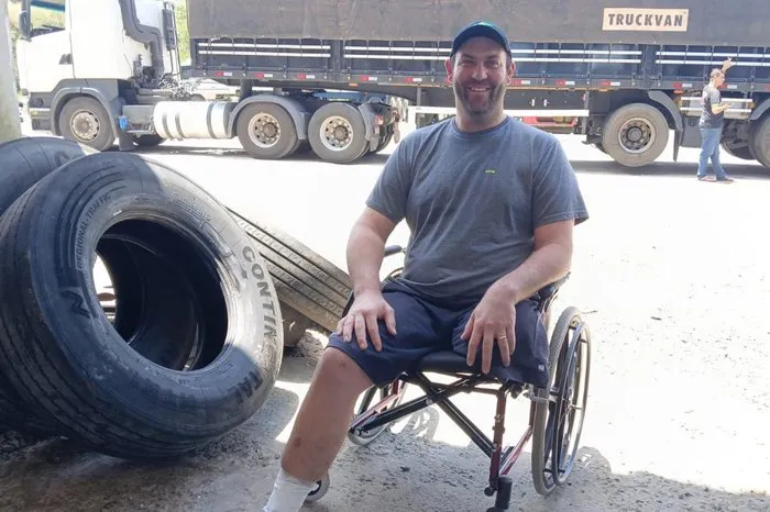 Sobrevivente de deslizamento na Ponte dos Arcos faz campanha para voltar a andar