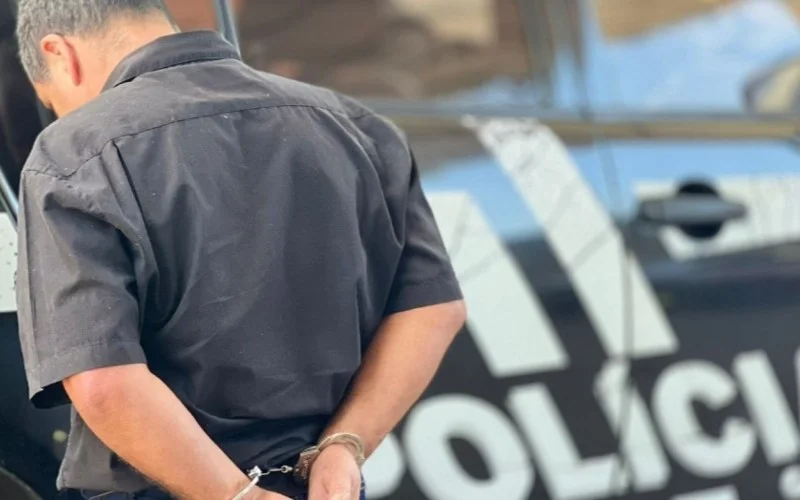 Homem é preso pela polícia acusado de abusar da própria neta