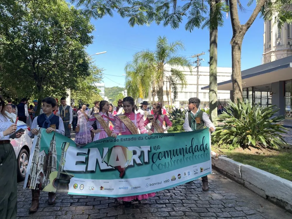 Desfile temático marca a abertura do Enart 2024