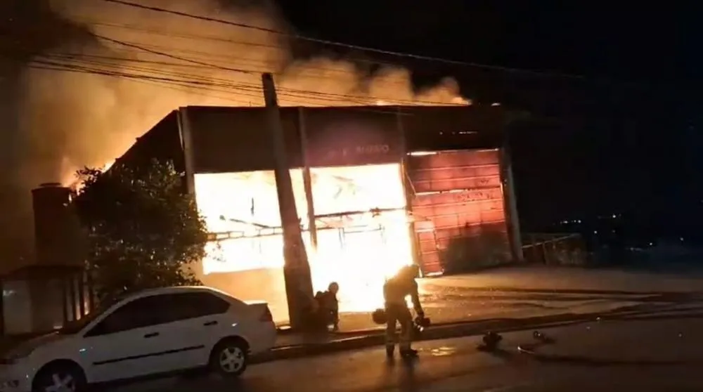 Empresa foi inteiramente destruída pelas chamas - Foto: Divulgação