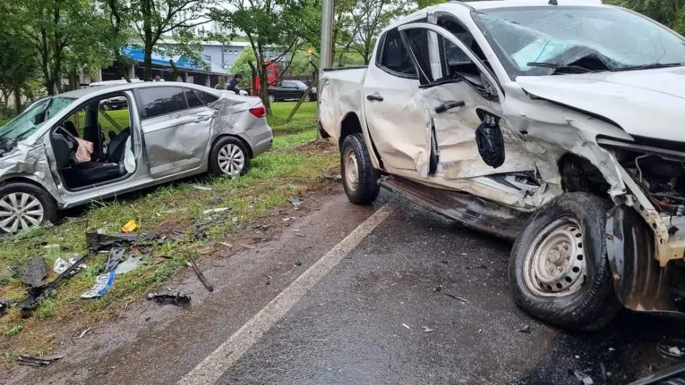 Um automóvel, uma caminhonete e um caminhão se envolveram na colisão - Foto: Rádio Difusora/Divulgação