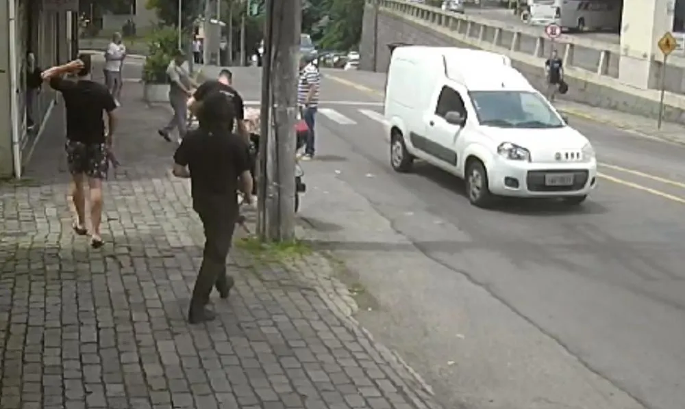 Jovem é atropelada na faixa de pedestres em Bento Gonçalves