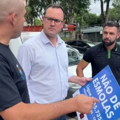 Prefeito Diogo Siqueira acompanhou a instalação das placas nas ruas de Bento Gonçalves - Foto: Divulgação