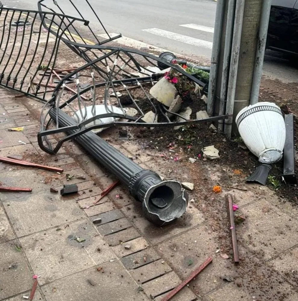 Motorista perde controle do carro e provoca destruição na Via Gastrô em Bento