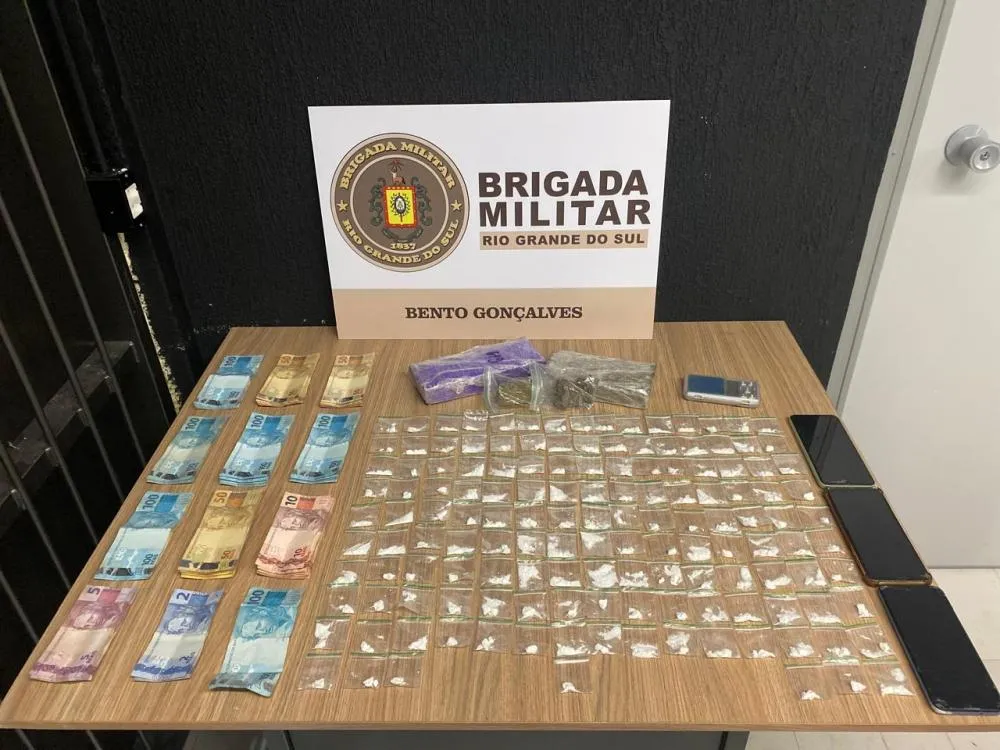 Três pessoas são presas com cocaína e mais de R$ 8 mil em Bento