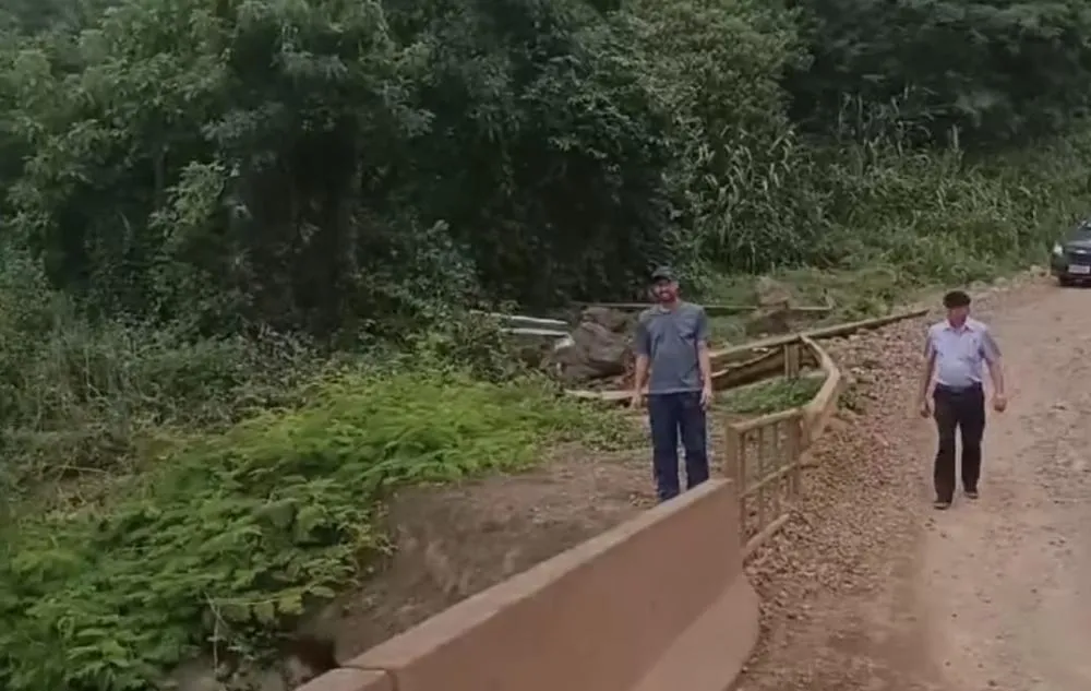 Caminhão sai de pista e cai em rio entre Vila Flores e Antonio Prado