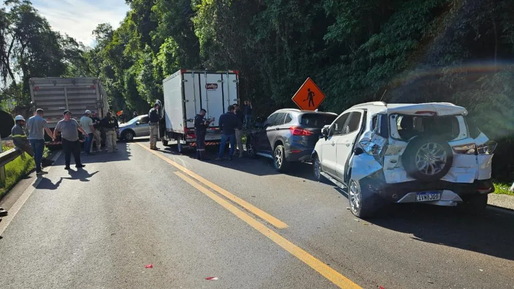 Engavetamento deixou a BR-470 interrompida por mais de duas horas