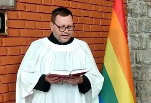 Paróquia tem o primeiro presbítero gay de sua história