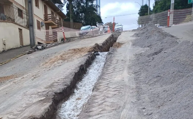 Rompimento da tubulação criou uma verdadeira cachoeira na rua - Foto: Divulgação