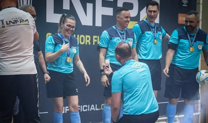 Casal foi ovacionado no ginásio de Carlos Barbosa na “hora do SIM” - Fotos: Kevin Sganzerla/Divulgação