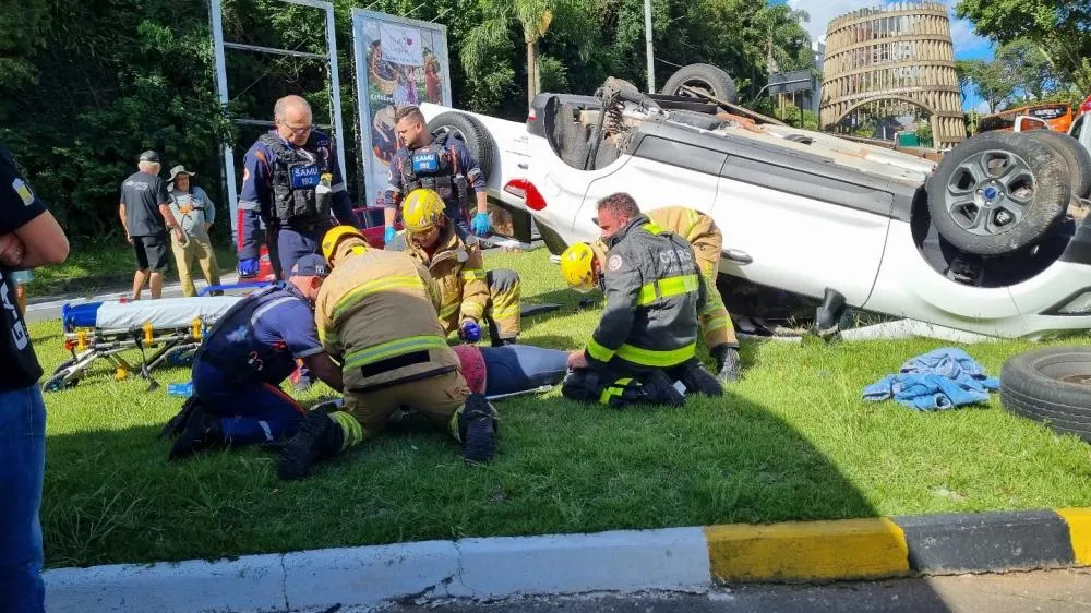 Mulher de 60 anos e criança de 5 anos precisaram ser levadas para o hospital - Foto: Rádio Difusora/Divulgação