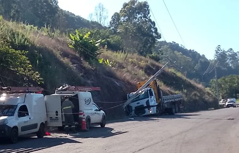 Equipes já estão no local para fazerem a troca do poste danificado - Foto: Eduarda Rosolen/NB Notícias