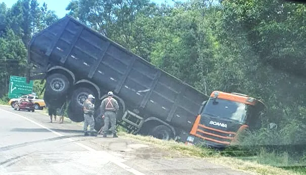 Caminhão tomba na RSC-453 em Garibaldi
