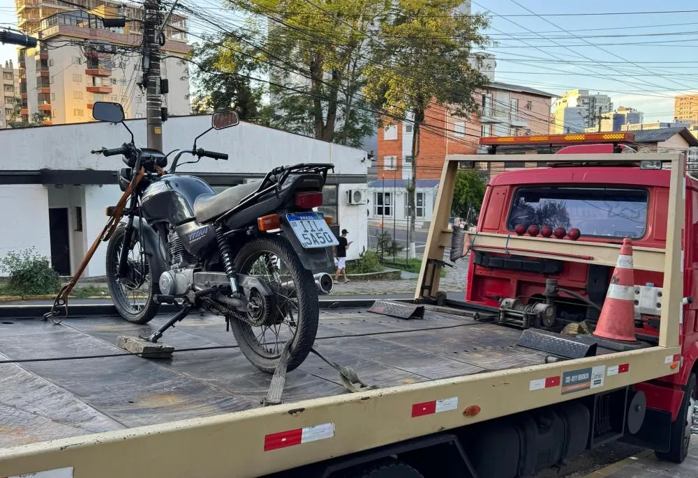 Motocicleta utilizada no roubo foi apreendida pelos policiais - Foto: Brigada Militar/Especial