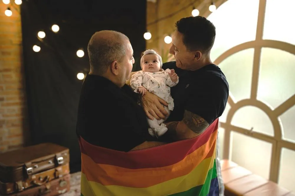 Apesar das críticas, Jarbas e Mikael estão dispostos a apresentar um mundo melhor para Antonella - Foto: Vivi Santanna/Especial