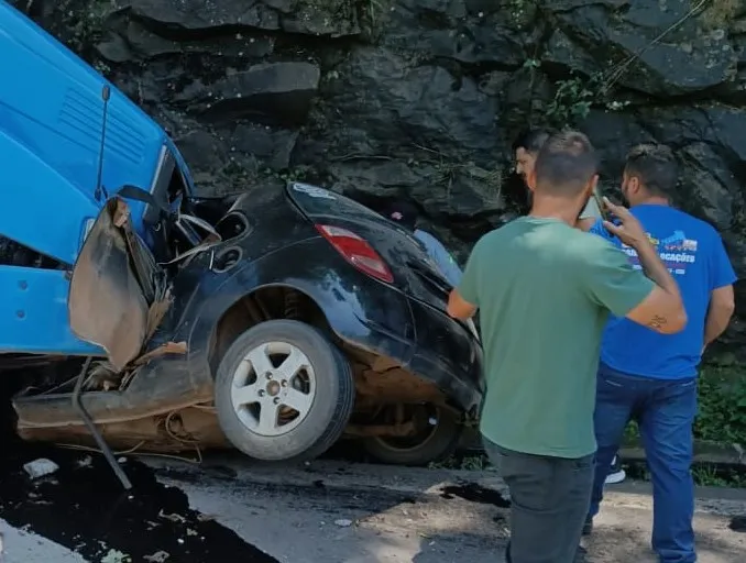 Homem morre ao ter carro esmagado por caminhão sem freios