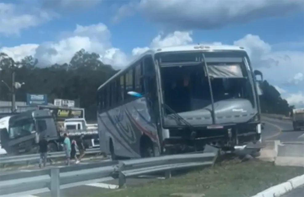 Colisão entre ônibus de turismo e caminhão deixa uma pessoa ferida