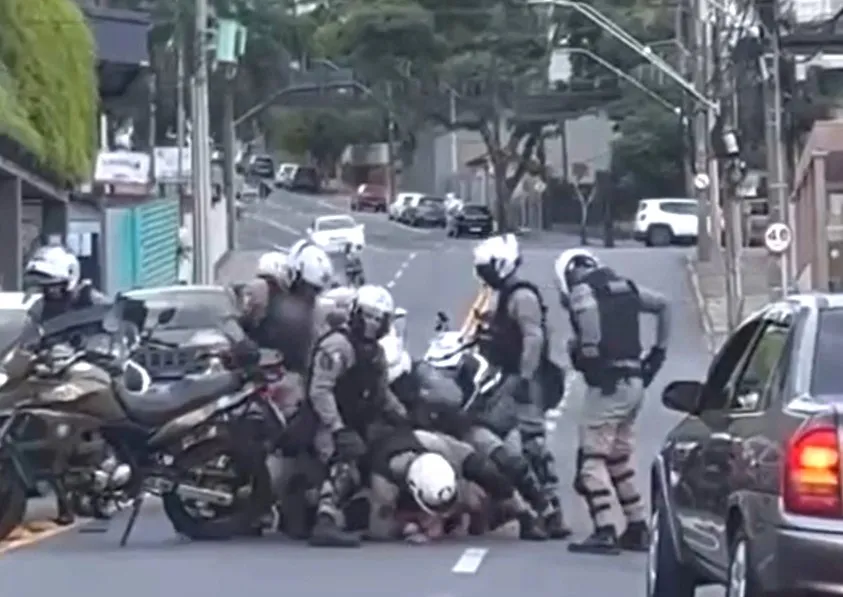 Foram necessários vários policiais para conter o acusado - Foto: Reprodução/Especial