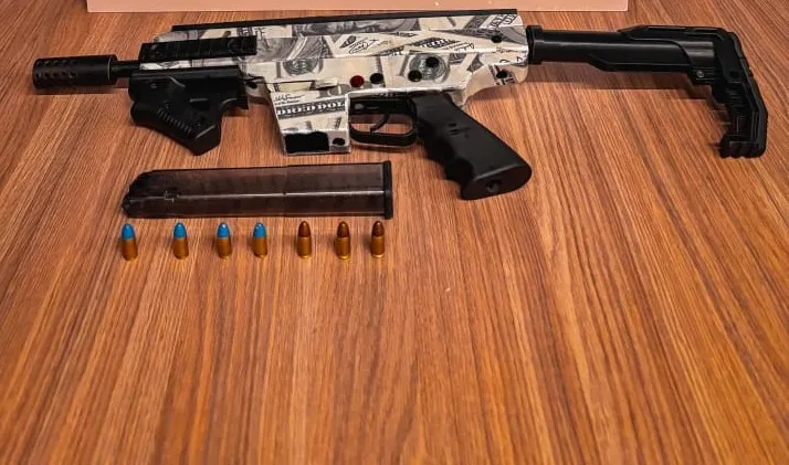 Arma foi localizada no bairro Pomarosa na madrugada deste domingo - Foto: BM/Especial