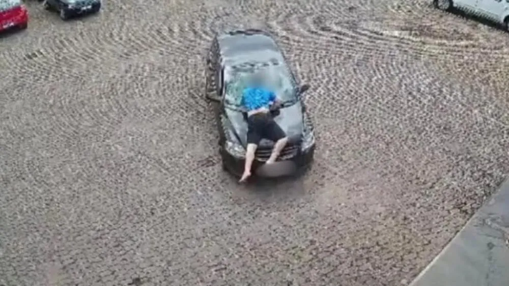 Homem tenta agredir ex-companheira e fica pendurado em carro por 2 quilômetros