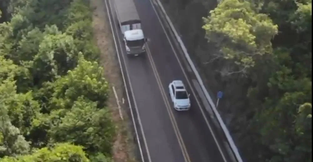 PRF flagra com drone carro ultrapassando em local proibido