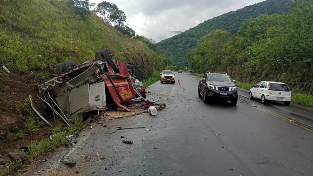 Caminhão do Corpo de Bombeiros colide com carro na Rota do Sol