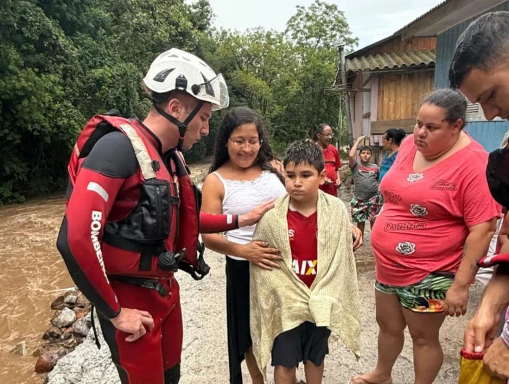 Menino Diogo, de 10 anos, ficou ilhado e com medo do outro lado do arroio - Corpo de Bombeiros/Especial