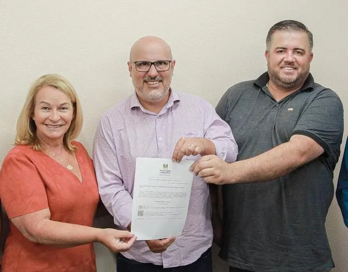 Maristela Longhi recebeu o ofício das mãos do deputado Rodrigo Lorenzoni e do vereador Joel Bolsonaro - Foto: Reprodução/Especial