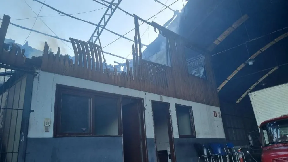Parte superior do pavilhão da empresa de transportes ficou inteiramente destruído - Fotos: Corpo de Bombeiros/Especial