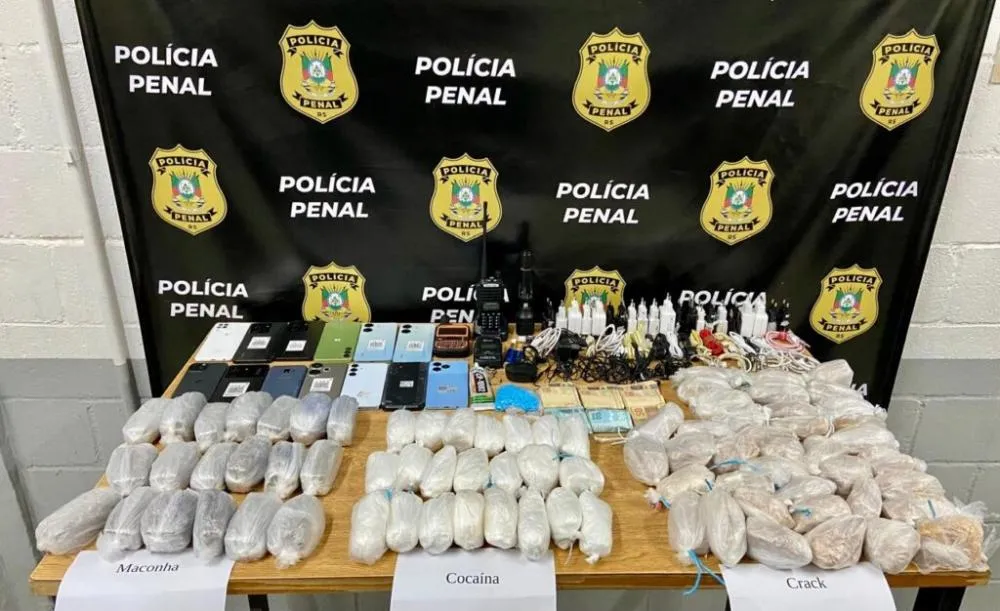 Agentes encontram 10 quilos de drogas e telefone via satélite em penitenciária
