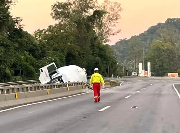 Tombamento de caminhão de gás interdita ERS-122 em São Sebastião do Caí