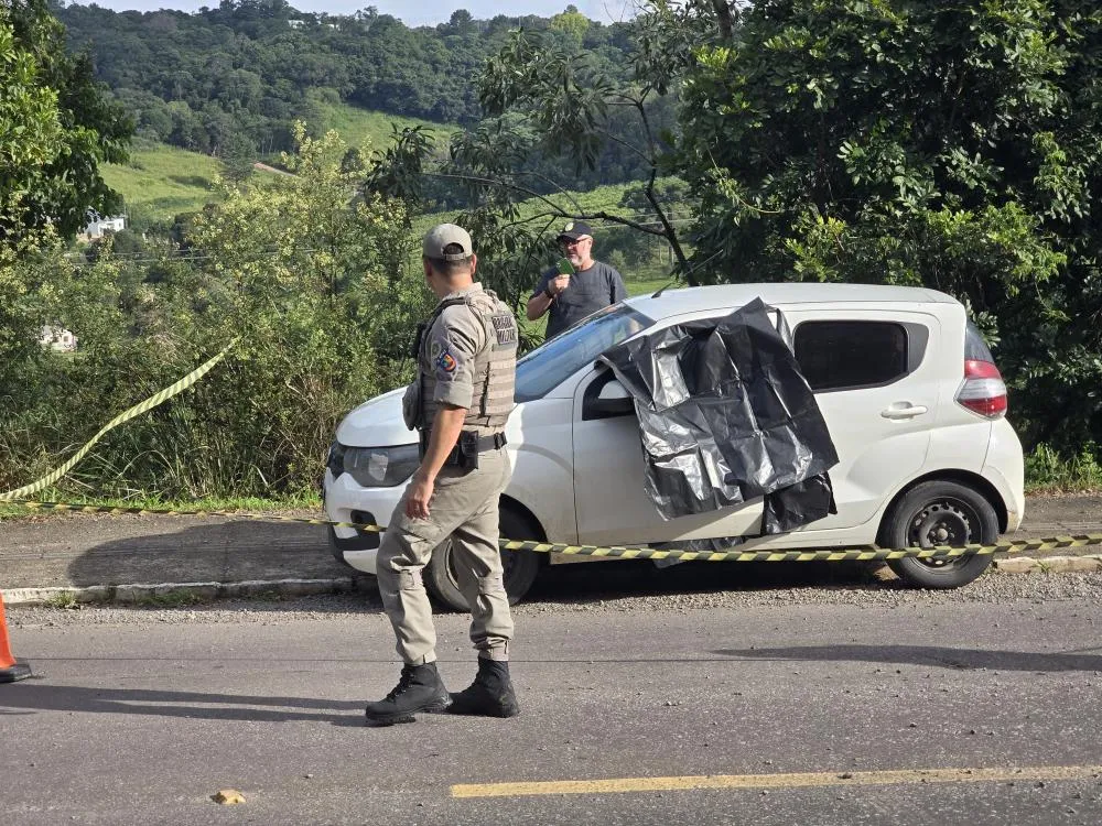 Homem é executado a tiros dentro de automóvel