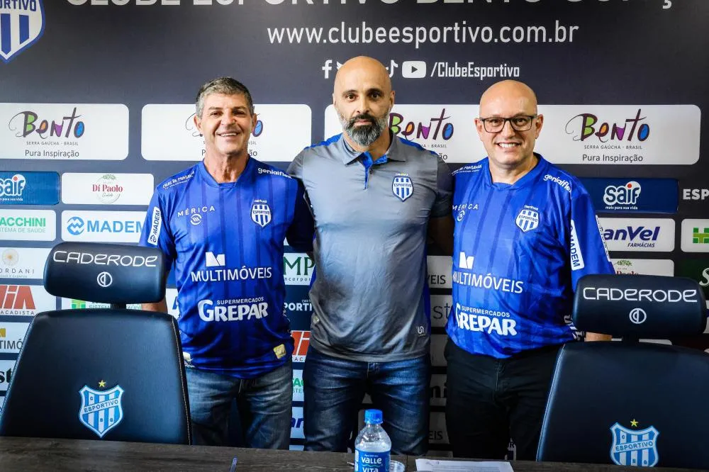 Vice de futebol Edu Casagranda. Alê Menezes, e o presidente Marcos Fracalossi - Foto: Kevin Sganzerla/Especial