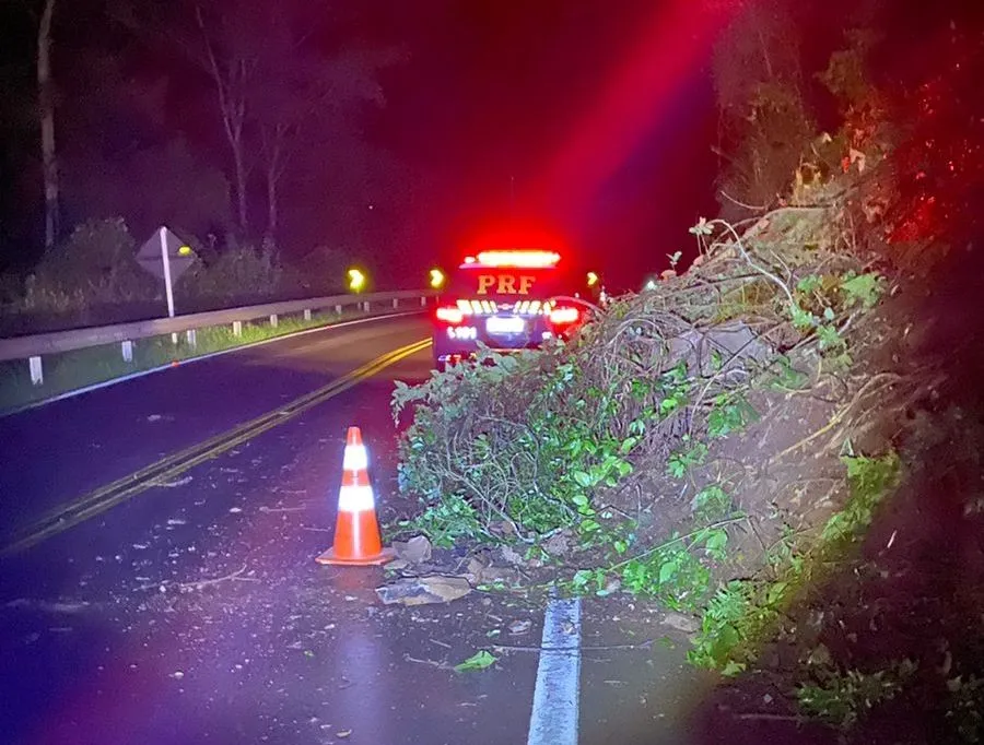 Deslizamento de terra bloqueia a BR-470 entre Bento Gonçalves e Veranópolis