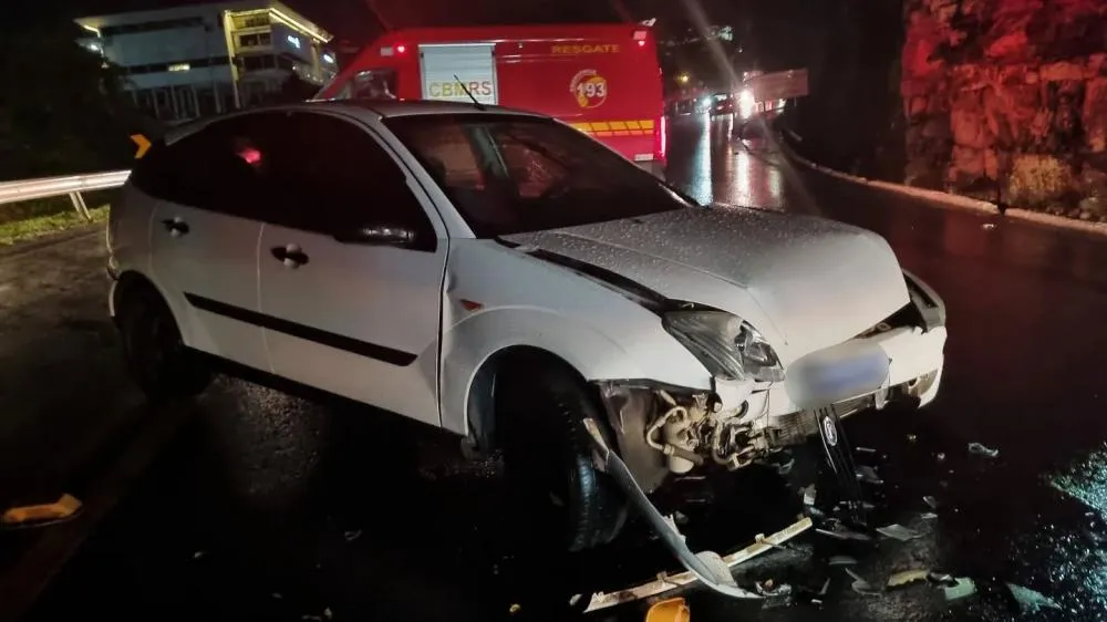 Menina de 3 anos fica ferida em acidente entre dois carros na BR-470